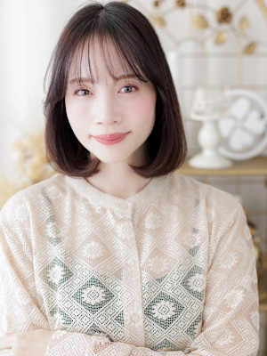 シースルー前髪ダークアッシュ内巻き丸みボブ　グレージュ