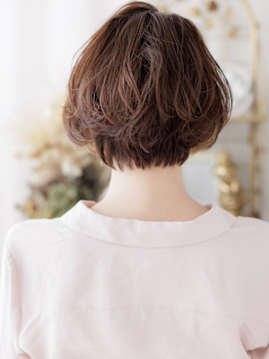 イヤリングカラーブリーチなしシャギーウルフ　丸みショートボブ