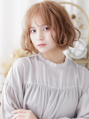 ハイトーンカラーブリーチなしシャギーカット　丸みショートボブ