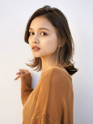 20代30代40代/くびれ外ハネミディ/イヤリングカラー