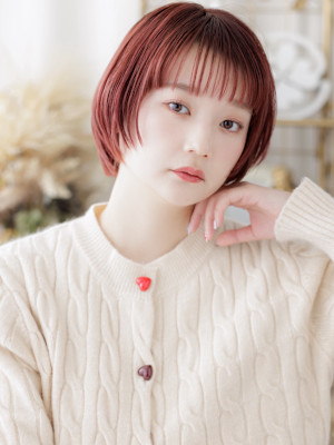 チェリーレッドぱっつん前髪シャギーカット　触覚