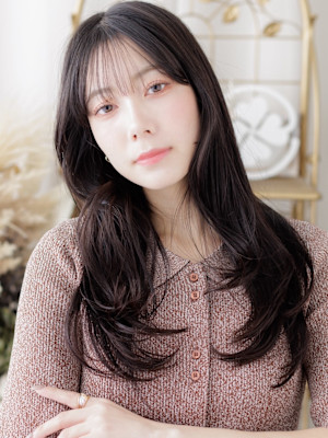 黒髪ダークグレージュ小顔くせ毛風ロングレイヤー　韓国巻き