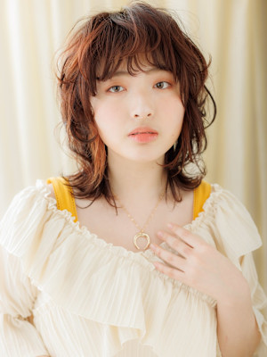 イヤリングカラークラゲウルフカット小顔くびれミディアム20代