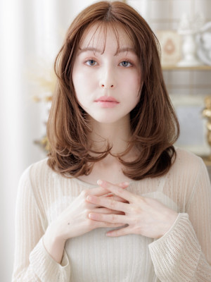 ブリーチなしミルクブラウンセミロングレイヤー　顔周りカット