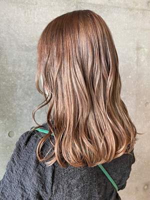 フォギーべージュ　ウェーブパーマ　顔周りレイヤー イメチェン