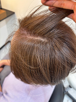 【明るく染める白髪ぼかし】60代の明るめカラー×ショート