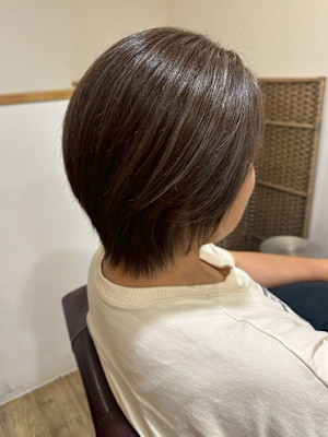 白髪ぼかしハイライト ブラウンカラー 40代 ショートボブ