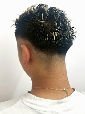 スキンフェード ブリーチ メッシュ ショートパーマ 20代