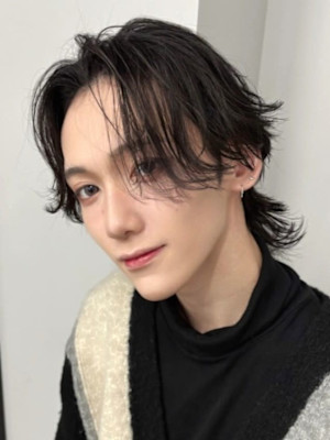 ミディアムウルフ センターパート 外ハネ 黒髪 カジュアル