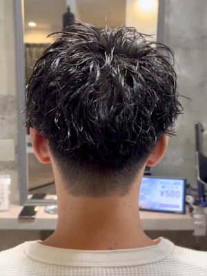 ラフに動くルーズパーマ 刈り上げですっきり仕上げたショートヘ