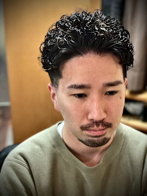 【スペインカール】強めパーマ×刈り上げフェードで魅せる大人ヘ