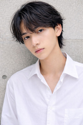 毛流れハンサムショートセンターパートメンズ黒髪爽やか