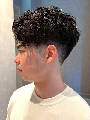 スパイラルパーマ 束感 ツーブロック 黒髪ショート 20代