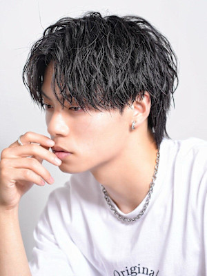 センターパートツイストスパイラル黒髪ツーブロックコンマバング