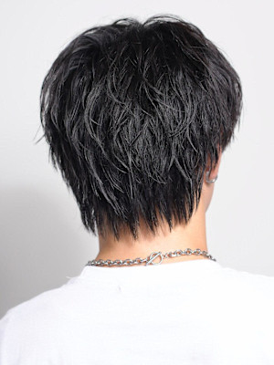 センターパートツイストスパイラル黒髪ツーブロックコンマバング