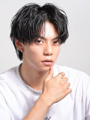 センターパートツイストスパイラル黒髪ツーブロックコンマバング