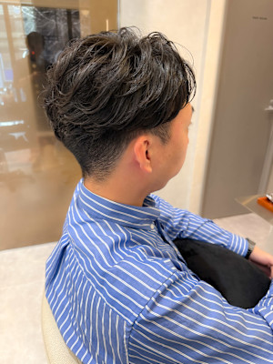 ニュアンスパーマ×刈り上げ｜ビジネスにも映える大人スタイル