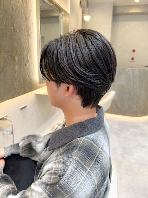 センターパート×ニュアンスパーマ｜艶と毛流れで品のある大人ス