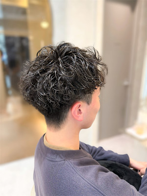 ショートパーマ×刈り上げ｜ボリュームと清潔感を両立した大人ス
