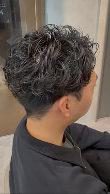 無造作パーマ×刈り上げ｜大人のワイルドスタイル