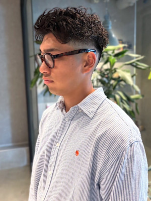 アップバング 刈り上げ ツイストパーマ 眉毛カット 束感
