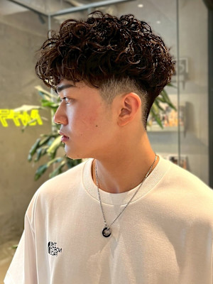 スパイラルパーマ 眉カット ツーブロック 刈り上げ 20代