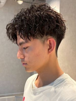 ツイストスパイラルパーマ ツーブロック センターパート 束感