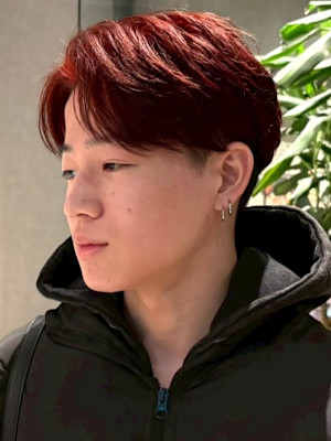 ブリーチ ハイトーン レッドカラー センターパート 20代