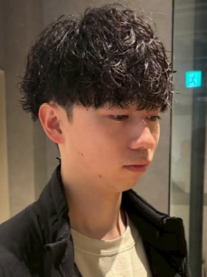 ツイストスパイラルパーマ メンズショート 20代 刈り上げ