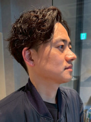 センターパート ツイストパーマ ビジネスヘア 30代 束感