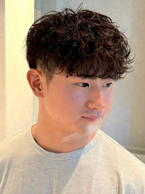 波巻きパーマ スパイラルパーマ 束感 ツーブロック 20代