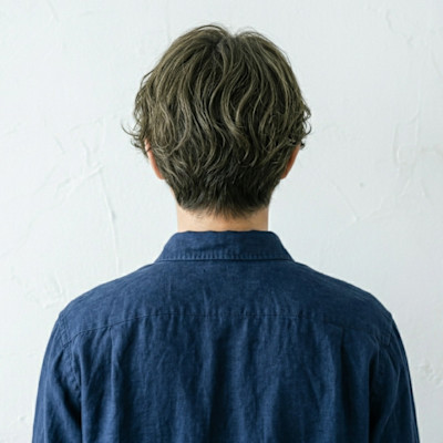 大人メンズのこなれセンターパートパーマ