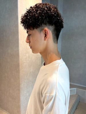 ツイストパーマ 束感 アップバング センターパート 20代