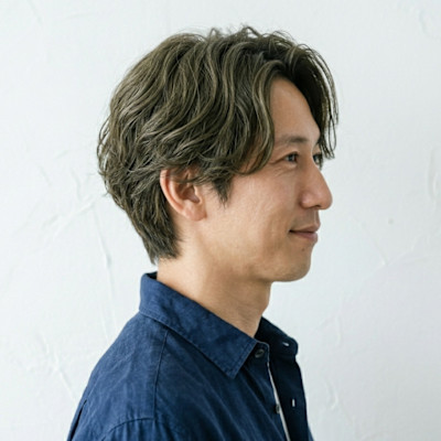 大人メンズのこなれセンターパートパーマ