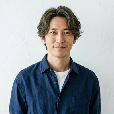 大人メンズのこなれセンターパートパーマ