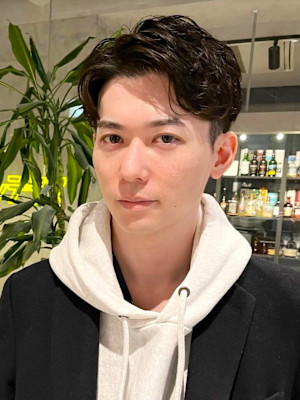 爽やか　アップバング　黒髪　ニュアンスパーマ　眉カット
