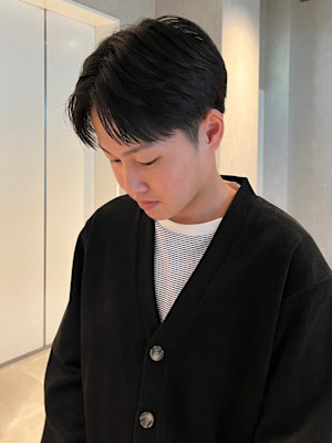 センターパート　爽やか　マッシュヘア　ストレート　眉カット
