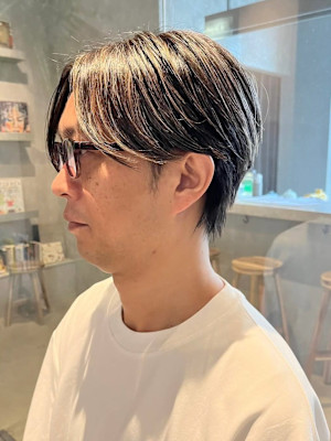 センターパート　白髪染めハイライト　ビジネス　メンズショート