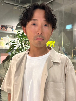 スパイラルパーマ　束感　センターパート　メンズカット　30代