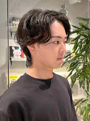 センターパート　無造作パーマ　艶感　爽やか　ブラウンカラー