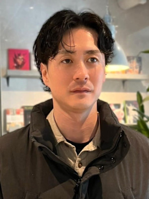 センターパート　30代40代　ビジネス　メンズショート　黒髪