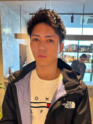 アップバング　無造作パーマ　爽やか　黒髪　メンズショート