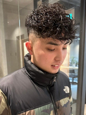 フェードカット　黒髪　束感　ツイストスパイラルパーマ　爽やか