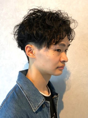 アップバング　ツイストスパイラルパーマ　黒髪　メンズショート