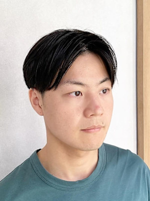 大人っぽさと知的さのあるショートセンターパート