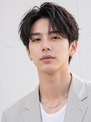 毛流れハンサムショートセンターパートメンズ黒髪爽やか