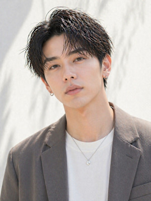 毛流れハンサムショートセンターパートメンズ黒髪爽やか