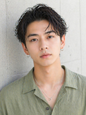 毛流れハンサムショートセンターパートメンズ黒髪爽やか