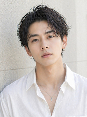 毛流れハンサムショートセンターパートメンズ黒髪爽やか