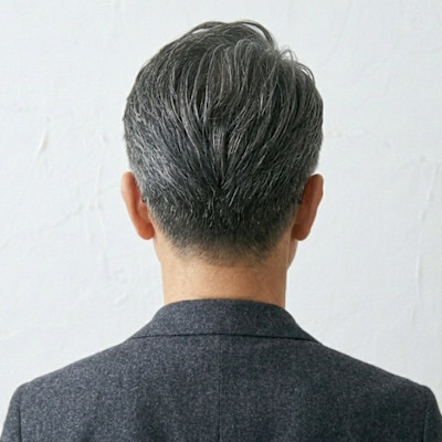【50代メンズ】白髪を活かした大人のアップバングショート